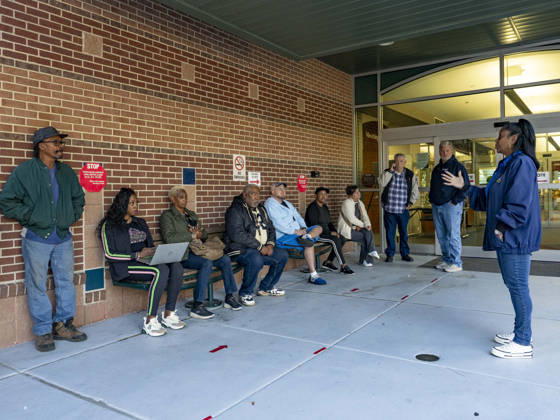 October 20, 2026, Shreveport, Louisiana, USA: RACHEL WILLIS-BROWN of the Caddo Parish Registrar of Voters explains voting procedures to those waiting in line before the opening of polls on the first day of early vote in Louisiana. Shreveport USA - ZUMAd155 20261020_znp_d155_014 Copyright: xSuexDorfmanx
