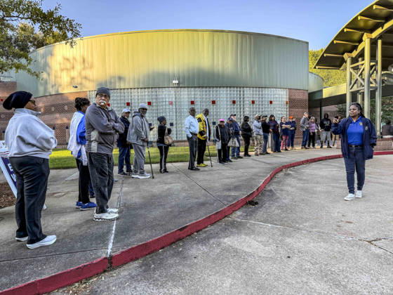 October 20, 2026, Shreveport, Louisiana, USA: RACHEL WILLIS-BROWN of the Caddo Parish Registrar of Voters explains voting procedures to those waiting in line before the opening of polls on the first day of early vote in Louisiana. Shreveport USA  - ZUMAd155 20261020_znp_d155_015 Copyright: xSuexDorfmanx