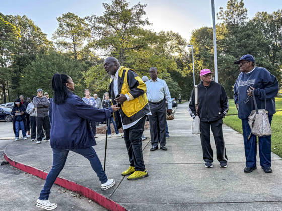 October 20, 2026, Shreveport, Louisiana, USA: RACHEL WILLIS-BROWN of the Caddo Parish Registrar of Voters explains voting procedures to those waiting in line before the opening of polls on the first day of early vote in Louisiana. Shreveport USA  - ZUMAd155 20261020_znp_d155_018 Copyright: xSuexDorfmanx