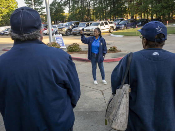 October 20, 2026, Shreveport, Louisiana, USA: RACHEL WILLIS-BROWN of the Caddo Parish Registrar of Voters explains voting procedures to those waiting in line before the opening of polls on the first day of early vote in Louisiana. Shreveport USA  - ZUMAd155 20261020_znp_d155_016 Copyright: xSuexDorfmanx