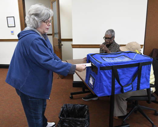 October 20, 2026, Racine, Wisconsin, USA: Voters come to Racine City Hall Tuesday morning October 20, 2026 on the first day of early voting in Wisconsin for the midterm elections. There are two closely watched Congressional races, including the First District which includes Racine, and a contentious gubernatorial race on the ballot. Racine USA  - ZUMAh154 20261020_znp_h154_006 Copyright: xMarkxHertzbergx