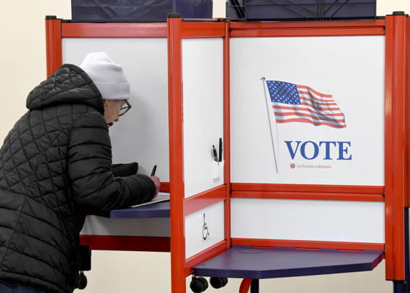 October 20, 2026, Racine, Wisconsin, USA: Voters come to Racine City Hall Tuesday morning October 20, 2026 on the first day of early voting in Wisconsin for the midterm elections. There are two closely watched Congressional races, including the First District which includes Racine, and a contentious gubernatorial race on the ballot. Racine USA - ZUMAh154 20261020_znp_h154_007 Copyright: xMarkxHertzbergx