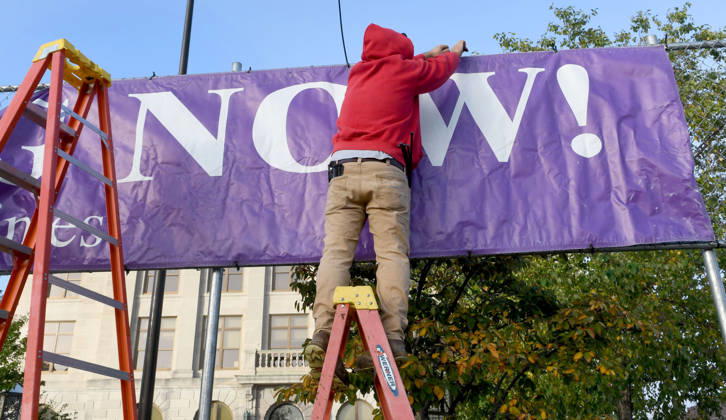 October 20, 2026, Racine, Wisconsin, USA: Workers put up a large banner announcing the start of voting as voters come to Racine City Hall Tuesday morning October 20, 2026 on the first day of early voting in Wisconsin for the midterm elections. There are two closely watched Congressional races, including the First District which includes Racine, and a contentious gubernatorial race on the ballot. Racine USA  - ZUMAh154 20261020_znp_h154_002 Copyright: xMarkxHertzbergx