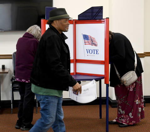October 20, 2026, Racine, Wisconsin, USA: Voters come to Racine City Hall Tuesday morning October 20, 2026 on the first day of early voting in Wisconsin for the midterm elections. There are two closely watched Congressional races, including the First District which includes Racine, and a contentious gubernatorial race on the ballot. Racine USA  - ZUMAh154 20261020_znp_h154_009 Copyright: xMarkxHertzbergx