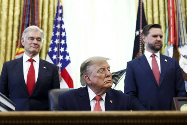 US President Trump speaks to reporters on taxpayer fraud US President Donald Trump, with Administrator of the Centers for Medicare & Medicaid Services Dr. Mehmet Oz (L) and Vice President JD Vance (R) speaks to reporters about efforts to crack down on taxpayer fraud in the Oval Office of the White House in Washington, DC, USA, 20 October 2026. WASHINGTON DISTRICT OF COLUMBIA United States  Copyright: xPool ABACAx