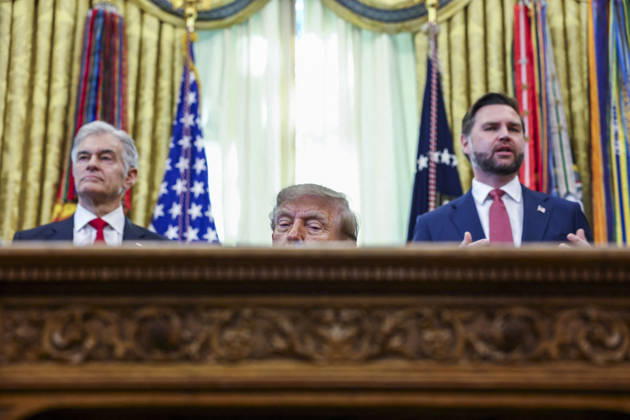 US President Trump speaks to reporters on taxpayer fraud US President Donald Trump, with Administrator of the Centers for Medicare & Medicaid Services Dr. Mehmet Oz (L), listens as Vice President JD Vance (R) speaks to reporters about efforts to crack down on taxpayer fraud in the Oval Office of the White House in Washington, DC, USA, 20 October 2026. WASHINGTON DISTRICT OF COLUMBIA United States  Copyright: xPool ABACAx