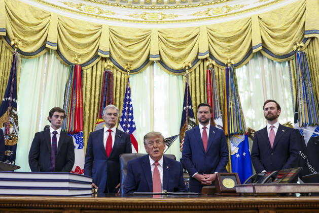US President Trump speaks to reporters on taxpayer fraud US President Donald Trump, with right-wing social media influencer Nick Shirley (L) and Administrator of the Centers for Medicare & Medicaid Services Dr. Mehmet Oz (2-L), Vice President JD Vance (2-R) and Chairman of the Federal Trade Commission Andrew Ferguson (R), speaks to reporters about efforts to crack down on taxpayer fraud in the Oval Office of the White House in Washington, DC, USA, 20 October 2026. WASHINGTON DISTRICT OF COLUMBIA United States  Copyright: xPool ABACAx