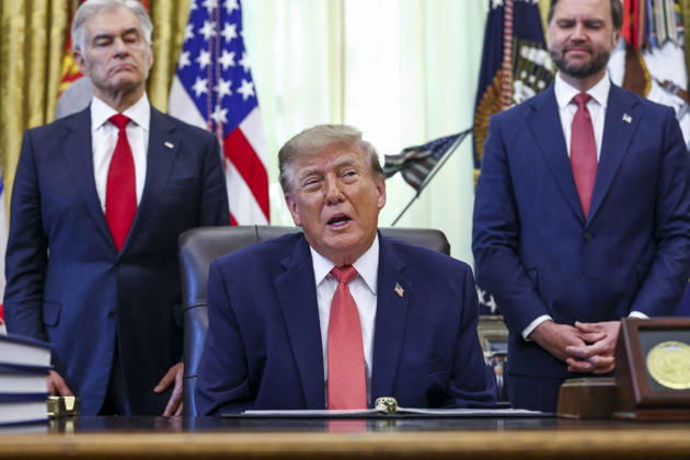 US President Trump speaks to reporters on taxpayer fraud US President Donald Trump, with Administrator of the Centers for Medicare & Medicaid Services Dr. Mehmet Oz (L) and Vice President JD Vance (R) speaks to reporters about efforts to crack down on taxpayer fraud in the Oval Office of the White House in Washington, DC, USA, 20 October 2026. WASHINGTON DISTRICT OF COLUMBIA United States  Copyright: xPool ABACAx