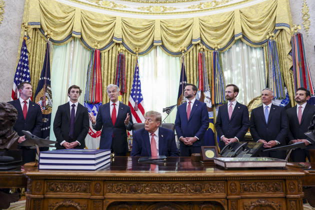 US President Trump speaks to reporters on taxpayer fraud Administrator of the Centers for Medicare & Medicaid Services Dr. Mehmet Oz , with Us President Donald Trump, delivers remarks about efforts to crack down on taxpayer fraud in the Oval Office of the White House in Washington, DC, USA, 20 October 2026. WASHINGTON DISTRICT OF COLUMBIA United States  Copyright: xPool ABACAx