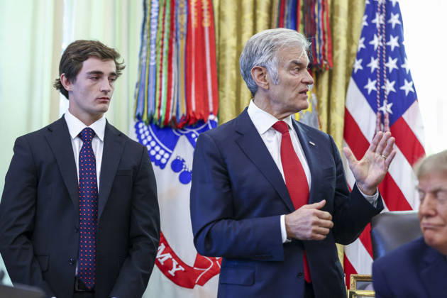 US President Trump speaks to reporters on taxpayer fraud Administrator of the Centers for Medicare & Medicaid Services Dr. Mehmet Oz (R), with right-wing social media influencer Nick Shirley (L), delivers remarks about efforts to crack down on taxpayer fraud in the Oval Office of the White House in Washington, DC, USA, 20 October 2026. WASHINGTON DISTRICT OF COLUMBIA United States  Copyright: xPool ABACAx