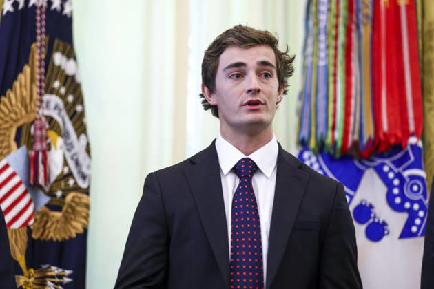 US President Trump speaks to reporters on taxpayer fraud Right-wing social media influencer Nick Shirley delivers remarks following US Preside Donald Trump’s remarks to reporters about efforts to crack down on taxpayer fraud in the Oval Office of the White House in Washington, DC, USA, 20 October 2026. WASHINGTON DISTRICT OF COLUMBIA United States  Copyright: xPool ABACAx