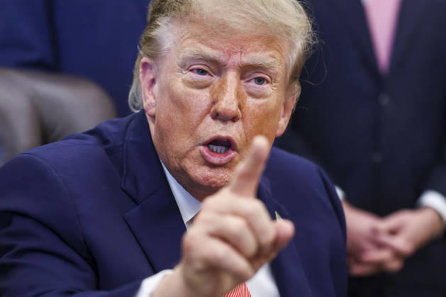 US President Trump speaks to reporters on taxpayer fraud US President Donald Trump responds to a question from the news media following his remarks about efforts to crack down on taxpayer fraud in the Oval Office of the White House in Washington, DC, USA, 20 October 2026. WASHINGTON DISTRICT OF COLUMBIA United States  Copyright: xPool ABACAx