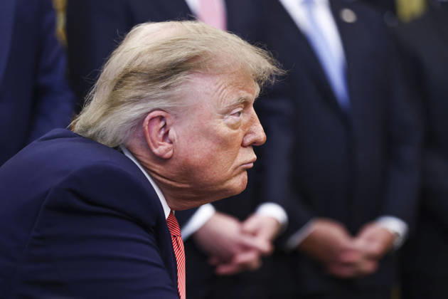 US President Trump speaks to reporters on taxpayer fraud US President Donald Trump responds to a question from the news media following his remarks about efforts to crack down on taxpayer fraud in the Oval Office of the White House in Washington, DC, USA, 20 October 2026. WASHINGTON DISTRICT OF COLUMBIA United States  Copyright: xPool ABACAx