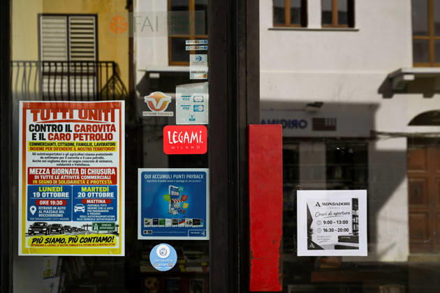 Shops closed due to protests in Vibo Valentia CALABRIA, ITALY - OCTOBER 20: A poster calling for shop closure seen in a book shop in Vibo Valentia.Protests for hight cost of living and fuel prices spontaneously organized by truck drivers and workers in agriculture sector sparkled in Calabria, South Italy, since early October, severely affecting supply chain distribution. in Vibo Valentia protests go on with closed shop, for disruption of HGV supply chain, and local audience attending pacific protests at S. Onofrio’s crossroad. Protests in Calabria will go on until October 27th. Valeria Ferraro Anadolu Calabria Italy. Editorial use only. Please get in touch for any other usage.  Copyright: x2026xAnadoluxValeriaxFerrarox