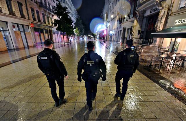 Lyon Curfew PHOTOPQR LE PROGRES Stéphane GUIOCHON Lyon 2nd District October 20, 2026 Lyon Curfew In the streets of Lyon, from Place Carnot through Place Bellecour and Rue de la République, Place des Jacobins, and Place de la République, law enforcement officers are patrolling to enforce the curfew in Lyon following the riots of October 17, 2026, in Lyon’s 2nd Arrondissement, October 20, 2026 – Curfew in Lyon Law enforcement officers are patrolling the streets of Lyon—covering the area from Place Carnot, through Place Bellecour, Rue de la République, and Place des Jacobins to Place de la République—to enforce a curfew following the riots of October 17, 2026. Lyon 2nd Arrondissement, Rhône, Rhône-Alpes, France Copyright: xPHOTOPQR LExPROGRES MAXPPPxStéphanexGUIOCHONx 20261020LPL7357 20261020LPL7357