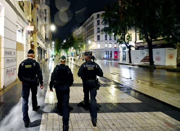 Lyon Curfew PHOTOPQR LE PROGRES Stéphane GUIOCHON Lyon 2nd District October 20, 2026 Lyon Curfew In the streets of Lyon, from Place Carnot through Place Bellecour and Rue de la République, Place des Jacobins, and Place de la République, law enforcement officers are patrolling to enforce the curfew in Lyon following the riots of October 17, 2026, in Lyon’s 2nd Arrondissement, October 20, 2026 – Curfew in Lyon Law enforcement officers are patrolling the streets of Lyon—covering the area from Place Carnot, through Place Bellecour, Rue de la République, and Place des Jacobins to Place de la République—to enforce a curfew following the riots of October 17, 2026. Lyon 2nd Arrondissement, Rhône, Rhône-Alpes, France Copyright: xPHOTOPQR LExPROGRES MAXPPPxStéphanexGUIOCHONx 20261020LPL7361 20261020LPL7361