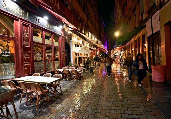 Lyon Curfew PHOTOPQR LE PROGRES Stéphane GUIOCHON Lyon 2nd District October 20, 2026 Lyon Curfew In the streets of Lyon, from Place Carnot through Place Bellecour and Rue de la République, Place des Jacobins, and Place de la République, law enforcement officers are patrolling to enforce the curfew in Lyon following the riots of October 17, 2026, in Lyon’s 2nd Arrondissement, October 20, 2026 – Curfew in Lyon Law enforcement officers are patrolling the streets of Lyon—covering the area from Place Carnot, through Place Bellecour, Rue de la République, and Place des Jacobins to Place de la République—to enforce a curfew following the riots of October 17, 2026. Lyon 2nd Arrondissement, Rhône, Rhône-Alpes, France Copyright: xPHOTOPQR LExPROGRES MAXPPPxStéphanexGUIOCHONx 20261020LPL7362 20261020LPL7362