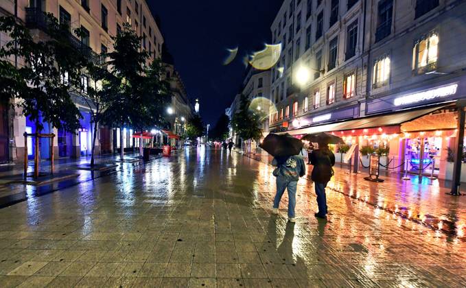 Lyon Curfew PHOTOPQR LE PROGRES Stéphane GUIOCHON Lyon 2nd District October 20, 2026 Lyon Curfew In the streets of Lyon, from Place Carnot through Place Bellecour and Rue de la République, Place des Jacobins, and Place de la République, law enforcement officers are patrolling to enforce the curfew in Lyon following the riots of October 17, 2026, in Lyon’s 2nd Arrondissement, October 20, 2026 – Curfew in Lyon Law enforcement officers are patrolling the streets of Lyon—covering the area from Place Carnot, through Place Bellecour, Rue de la République, and Place des Jacobins to Place de la République—to enforce a curfew following the riots of October 17, 2026. Lyon 2nd Arrondissement, Rhône, Rhône-Alpes, France Copyright: xPHOTOPQR LExPROGRES MAXPPPxStéphanexGUIOCHONx 20261020LPL7372 20261020LPL7372