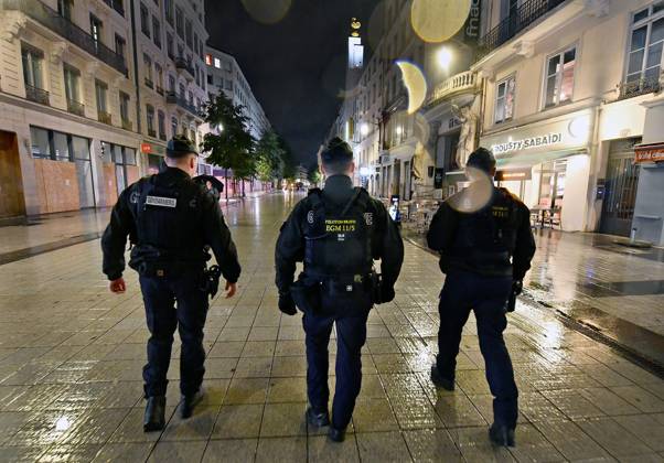 Lyon Curfew PHOTOPQR LE PROGRES Stéphane GUIOCHON Lyon 2nd District October 20, 2026 Lyon Curfew In the streets of Lyon, from Place Carnot through Place Bellecour and Rue de la République, Place des Jacobins, and Place de la République, law enforcement officers are patrolling to enforce the curfew in Lyon following the riots of October 17, 2026, in Lyon’s 2nd Arrondissement, October 20, 2026 – Curfew in Lyon Law enforcement officers are patrolling the streets of Lyon—covering the area from Place Carnot, through Place Bellecour, Rue de la République, and Place des Jacobins to Place de la République—to enforce a curfew following the riots of October 17, 2026. Lyon 2nd Arrondissement, Rhône, Rhône-Alpes, France Copyright: xPHOTOPQR LExPROGRES MAXPPPxStéphanexGUIOCHONx 20261020LPL7373 20261020LPL7373