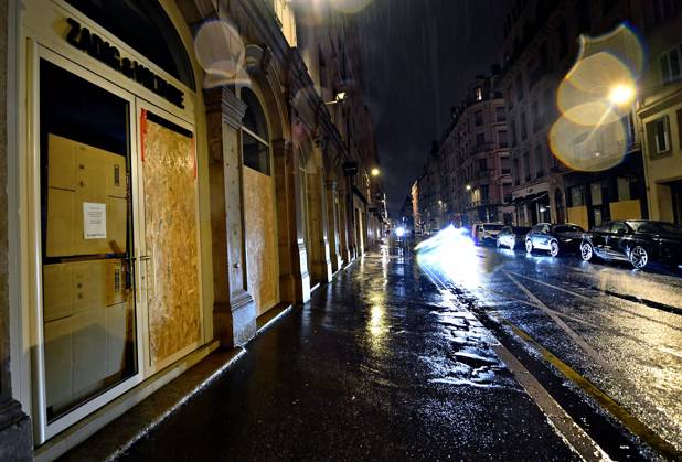 Lyon Curfew PHOTOPQR LE PROGRES Stéphane GUIOCHON Lyon 2nd District October 20, 2026 Lyon Curfew In the streets of Lyon, from Place Carnot through Place Bellecour and Rue de la République, Place des Jacobins, and Place de la République, law enforcement officers are patrolling to enforce the curfew in Lyon following the riots of October 17, 2026, in Lyon’s 2nd Arrondissement, October 20, 2026 – Curfew in Lyon Law enforcement officers are patrolling the streets of Lyon—covering the area from Place Carnot, through Place Bellecour, Rue de la République, and Place des Jacobins to Place de la République—to enforce a curfew following the riots of October 17, 2026. Lyon 2nd Arrondissement, Rhône, Rhône-Alpes, France Copyright: xPHOTOPQR LExPROGRES MAXPPPxStéphanexGUIOCHONx 20261020LPL7376 20261020LPL7376