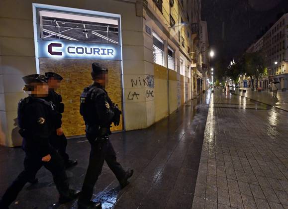 Lyon Curfew PHOTOPQR LE PROGRES Stéphane GUIOCHON Lyon 2nd District October 20, 2026 Lyon Curfew In the streets of Lyon, from Place Carnot through Place Bellecour and Rue de la République, Place des Jacobins, and Place de la République, law enforcement officers are patrolling to enforce the curfew in Lyon following the riots of October 17, 2026, in Lyon’s 2nd Arrondissement, October 20, 2026 – Curfew in Lyon Law enforcement officers are patrolling the streets of Lyon—covering the area from Place Carnot, through Place Bellecour, Rue de la République, and Place des Jacobins to Place de la République—to enforce a curfew following the riots of October 17, 2026. Lyon 2nd Arrondissement, Rhône, Rhône-Alpes, France Copyright: xPHOTOPQR LExPROGRES MAXPPPxStéphanexGUIOCHONx 20261020LPL7382 20261020LPL7382