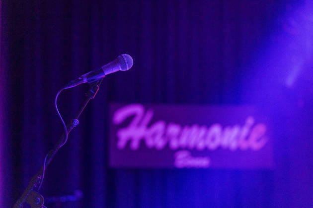 Yasi Hofer at Harmonie Bonn, October 26, 2010: An empty microphone on stage. Guitarist Yasi HOFER from Ulm is performing with her band at a concert at Harmonie Bonn. She is playing there as part of her Best Of Tour 2026. Her style ranges from rock-inspired guitar parts , ranging from fusion to instrumental passages. Bonn, Harmonie Bonn, North Rhine-Westphalia, German Copyright: xMarcxJohnx