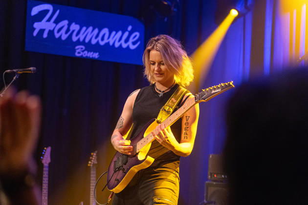 Yasi Hofer at Harmonie Bonn, October 26, 2010. Guitarist Yasi Hofer from Ulm will perform with her band at a concert at Harmonie Bonn. She will be playing there as part of her Best Of Tour 2026. Her style ranges from rock-inspired guitar parts to fusion and instrumental pieces passages. Bonn, Harmonie Bonn, North Rhine-Westphalia, Germany Copyright: xMarcxJohnx