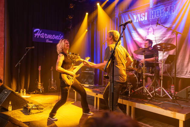 Yasi Hofer and Band at Harmonie Bonn on October 26, 2020 Guitarist Yasi HOFER from Ulm, with her band: Steffen KNAUS on bass and Christoph SCHERER, drums, at a concert at Harmonie Bonn. They’re performing there as part of the Best Of Tour 2026. Their style ranges from rock-inspired guitar parts to fusion. Bonn Harmonie Bonn North Rhine-Westphalia Germany Copyright: xMarcxJohnx