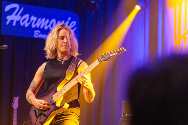 Yasi Hofer at Harmonie Bonn, October 26, 2010. Guitarist Yasi Hofer from Ulm will perform with her band at a concert at Harmonie Bonn. She will be playing there as part of her Best Of Tour 2026. Her style ranges from rock-inspired guitar parts to fusion and instrumental pieces passages. Bonn, Harmonie Bonn, North Rhine-Westphalia, Germany Copyright: xMarcxJohnx