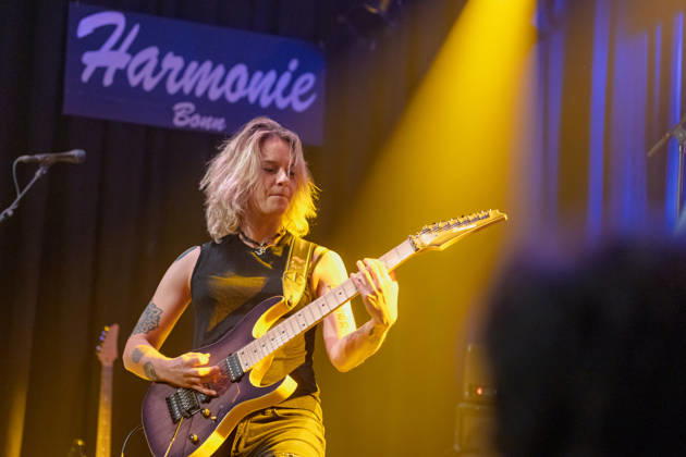 Yasi Hofer at Harmonie Bonn, October 26, 2010. Guitarist Yasi Hofer from Ulm will perform with her band at a concert at Harmonie Bonn. She will be playing there as part of her Best Of Tour 2026. Her style ranges from rock-inspired guitar parts to fusion and instrumental pieces passages. Bonn, Harmonie Bonn, North Rhine-Westphalia, Germany Copyright: xMarcxJohnx