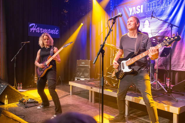 Yasi Hofer and Band at Harmonie Bonn on October 26, 2020 Guitarist Yasi HOFER from Ulm, with her band: Steffen KNAUS on bass and Christoph SCHERER, drums, at a concert at Harmonie Bonn. They’re performing there as part of the Best Of Tour 2026. Their style ranges from rock-inspired guitar parts to fusion. Bonn Harmonie Bonn North Rhine-Westphalia Germany Copyright: xMarcxJohnx