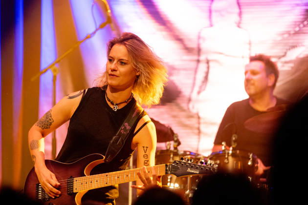 Yasi Hofer and Band at Harmonie Bonn on October 26, 2020 Guitarist Yasi HOFER from Ulm, with her band: Steffen KNAUS on bass and Christoph SCHERER, drums, at a concert at Harmonie Bonn. They’re performing there as part of the Best Of Tour 2026. Their style ranges from rock-inspired guitar parts to fusion. Bonn Harmonie Bonn North Rhine-Westphalia Germany Copyright: xMarcxJohnx