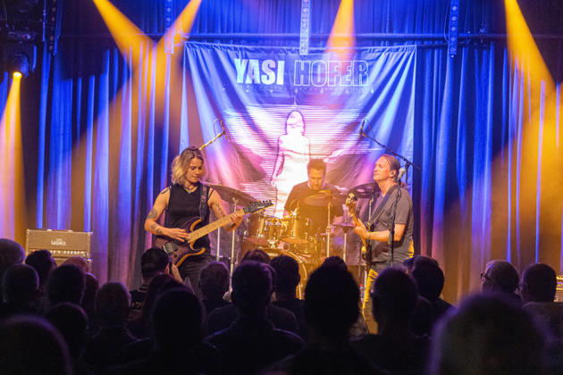 Yasi Hofer and Band at Harmonie Bonn on October 26, 2020 Guitarist Yasi HOFER from Ulm, with her band: Steffen KNAUS on bass and Christoph SCHERER, drums, at a concert at Harmonie Bonn. They’re performing there as part of the Best Of Tour 2026. Their style ranges from rock-inspired guitar parts to fusion. Bonn Harmonie Bonn North Rhine-Westphalia Germany Copyright: xMarcxJohnx