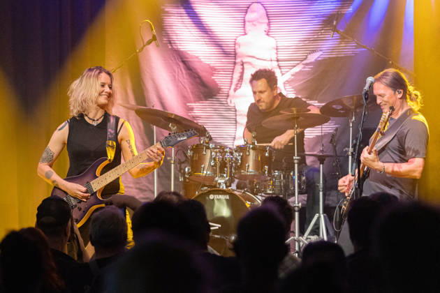 Yasi Hofer and Band at Harmonie Bonn on October 26, 2020 Guitarist Yasi HOFER from Ulm, with her band: Steffen KNAUS on bass and Christoph SCHERER, drums, at a concert at Harmonie Bonn. They’re performing there as part of the Best Of Tour 2026. Their style ranges from rock-inspired guitar parts to fusion. Bonn Harmonie Bonn North Rhine-Westphalia Germany Copyright: xMarcxJohnx