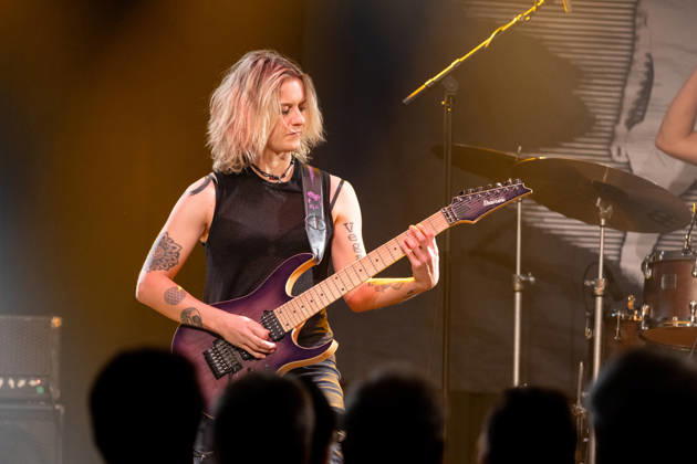 Yasi Hofer and Band at Harmonie Bonn on October 26, 2020 Guitarist Yasi HOFER from Ulm, with her band: Steffen KNAUS on bass and Christoph SCHERER, drums, at a concert at Harmonie Bonn. They’re performing there as part of the Best Of Tour 2026. Their style ranges from rock-inspired guitar parts to fusion. Bonn Harmonie Bonn North Rhine-Westphalia Germany Copyright: xMarcxJohnx