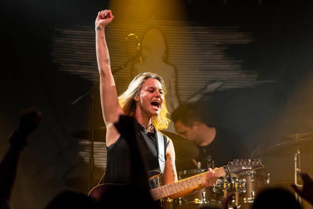 Yasi Hofer and Band at Harmonie Bonn on October 26, 2020 Guitarist Yasi HOFER from Ulm, with her band: Steffen KNAUS on bass and Christoph SCHERER, drums, at a concert at Harmonie Bonn. They’re performing there as part of the Best Of Tour 2026. Their style ranges from rock-inspired guitar parts to fusion. Bonn Harmonie Bonn North Rhine-Westphalia Germany Copyright: xMarcxJohnx