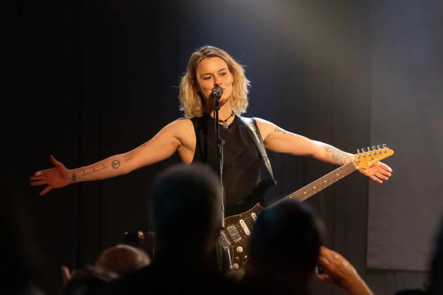 Yasi Hofer and Band at Harmonie Bonn on October 26, 2020 Guitarist Yasi HOFER from Ulm, with her band: Steffen KNAUS on bass and Christoph SCHERER, drums, at a concert at Harmonie Bonn. They’re performing there as part of the Best Of Tour 2026. Their style ranges from rock-inspired guitar parts to fusion. Bonn Harmonie Bonn North Rhine-Westphalia Germany Copyright: xMarcxJohnx