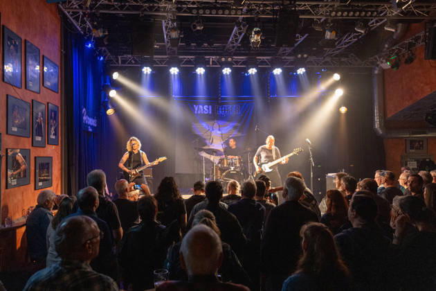 Yasi Hofer and Band at Harmonie Bonn on October 26, 2020 Guitarist Yasi HOFER from Ulm, with her band: Steffen KNAUS on bass and Christoph SCHERER, drums, at a concert at Harmonie Bonn. They’re performing there as part of the Best Of Tour 2026. Their style ranges from rock-inspired guitar parts to fusion. Bonn Harmonie Bonn North Rhine-Westphalia Germany Copyright: xMarcxJohnx