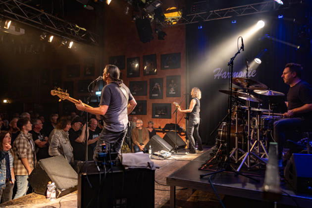 Yasi Hofer and Band at Harmonie Bonn on October 26, 2020 Guitarist Yasi HOFER from Ulm, with her band: Steffen KNAUS on bass and Christoph SCHERER, drums, at a concert at Harmonie Bonn. They’re performing there as part of the Best Of Tour 2026. Their style ranges from rock-inspired guitar parts to fusion. Bonn Harmonie Bonn North Rhine-Westphalia Germany Copyright: xMarcxJohnx