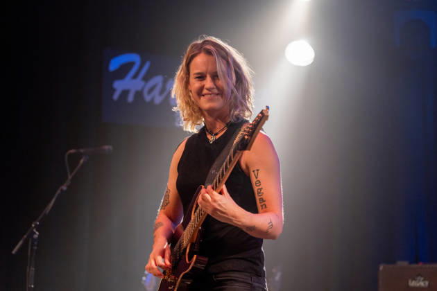 Yasi Hofer at Harmonie Bonn, October 26, 2010. Guitarist Yasi Hofer from Ulm will perform with her band at a concert at Harmonie Bonn. She will be playing there as part of her Best Of Tour 2026. Her style ranges from rock-inspired guitar parts to fusion and instrumental pieces passages. Bonn, Harmonie Bonn, North Rhine-Westphalia, Germany Copyright: xMarcxJohnx