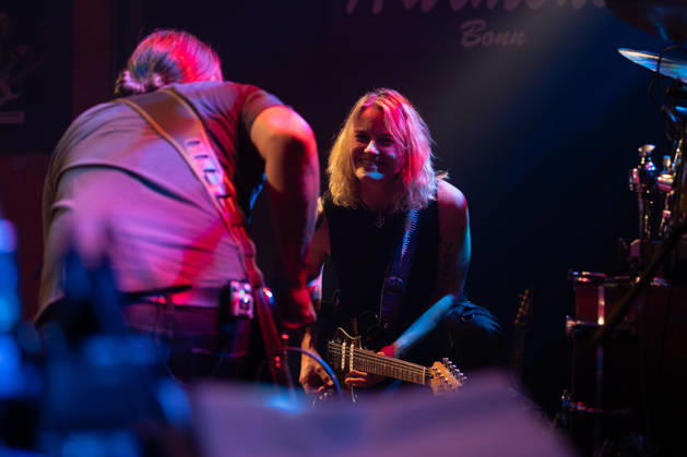 Yasi Hofer and Band at Harmonie Bonn on October 26, 2020 Guitarist Yasi HOFER from Ulm, with her band: Steffen KNAUS on bass and Christoph SCHERER, drums, at a concert at Harmonie Bonn. They’re performing there as part of the Best Of Tour 2026. Their style ranges from rock-inspired guitar parts to fusion. Bonn Harmonie Bonn North Rhine-Westphalia Germany Copyright: xMarcxJohnx