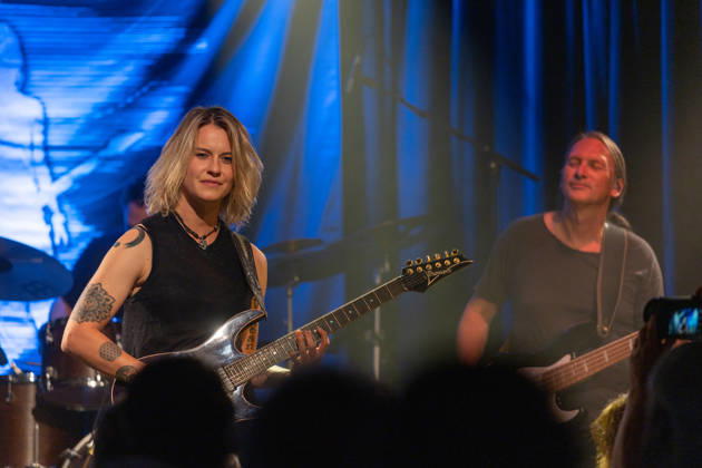 Yasi Hofer and Band at Harmonie Bonn on October 26, 2020 Guitarist Yasi HOFER from Ulm, with her band: Steffen KNAUS on bass and Christoph SCHERER, drums, at a concert at Harmonie Bonn. They’re performing there as part of the Best Of Tour 2026. Their style ranges from rock-inspired guitar parts to fusion. Bonn Harmonie Bonn North Rhine-Westphalia Germany Copyright: xMarcxJohnx