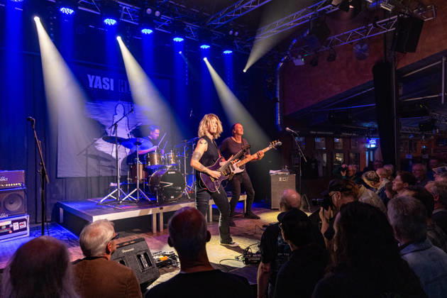 Yasi Hofer and Band at Harmonie Bonn on October 26, 2020 Guitarist Yasi HOFER from Ulm, with her band: Steffen KNAUS on bass and Christoph SCHERER, drums, at a concert at Harmonie Bonn. They’re performing there as part of the Best Of Tour 2026. Their style ranges from rock-inspired guitar parts to fusion. Bonn Harmonie Bonn North Rhine-Westphalia Germany Copyright: xMarcxJohnx