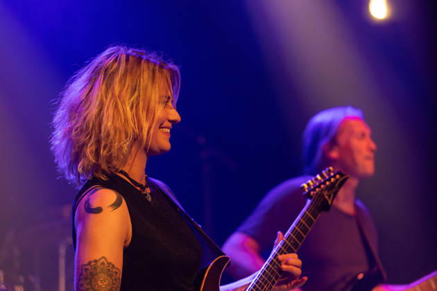 Yasi Hofer and Band at Harmonie Bonn on October 26, 2020 Guitarist Yasi HOFER from Ulm, with her band: Steffen KNAUS on bass and Christoph SCHERER, drums, at a concert at Harmonie Bonn. They’re performing there as part of the Best Of Tour 2026. Their style ranges from rock-inspired guitar parts to fusion. Bonn Harmonie Bonn North Rhine-Westphalia Germany Copyright: xMarcxJohnx