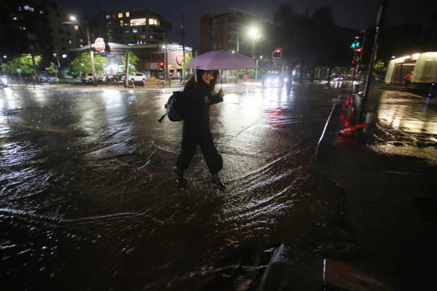 Santiago, October 20, 2026 A flooded street at the intersection of Camino el Alba and Apoquindo during the storm affecting the metropolitan region Jonnathan Oyarzun Aton Chile, Santiago, Chile Aton 1201277  Copyright: JONNATHANxOYARZUN ATONxCHILE