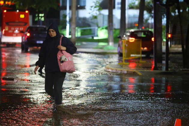 Santiago, October 20, 2026: A flooded street at the intersection of Camino el Alba and Apoquindo during the storm affecting the metropolitan region. Jonnathan Oyarzun, Aton Chile, Santiago, Chile. Aton 1201292  Copyright: JONNATHANxOYARZUN ATONxCHILE