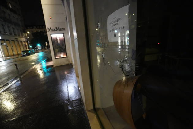France extends curfews in several cities in wake of weekend violence LYON, FRANCE - OCTOBER 20: A view from part of Lyon s Presqu ile as a curfew goes into effect for the second consecutive night from 9 pm to 6 am by order of Rhone prefect Etienne Guyot, barring people from moving around or remaining on public streets within the Cordeliers, Bellecour and Ainay areas, excluding Place des Terreaux, while bars, restaurants, cinemas, theatres and public transport remain operational following previous violence, damage, and looting, on October 20, 2026. Mathieu Prudhomme Anadolu Lyon France. Editorial use only. Please get in touch for any other usage. Copyright: x2026xAnadoluxMathieuxPrudhommex
