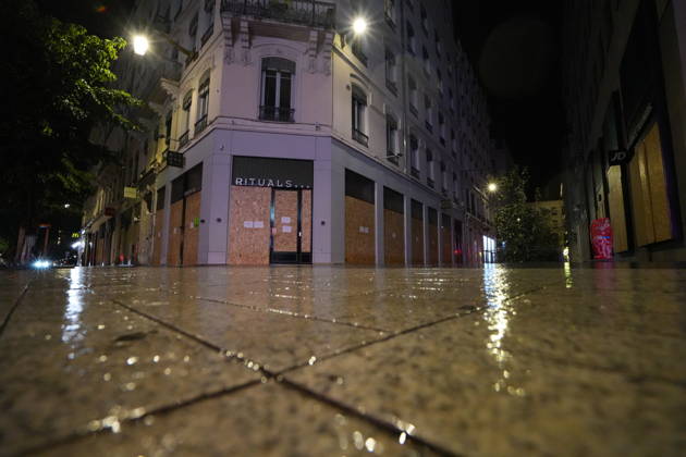 France extends curfews in several cities in wake of weekend violence LYON, FRANCE - OCTOBER 20: A view from part of Lyon s Presqu ile as a curfew goes into effect for the second consecutive night from 9 pm to 6 am by order of Rhone prefect Etienne Guyot, barring people from moving around or remaining on public streets within the Cordeliers, Bellecour and Ainay areas, excluding Place des Terreaux, while bars, restaurants, cinemas, theatres and public transport remain operational following previous violence, damage, and looting, on October 20, 2026. Mathieu Prudhomme Anadolu Lyon France. Editorial use only. Please get in touch for any other usage. Copyright: x2026xAnadoluxMathieuxPrudhommex