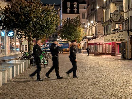 News Bilder des Tages France extends curfews in several cities in wake of weekend violence PARIS, FRANCE - OCTOBER 21: A view from part of Paris, France, as a curfew goes into effect for the second consecutive night by order of local authorities, barring people from moving around or remaining on public streets following previous violence, damage, and looting, on October 21, 2026. In Paris, the police prefecture extended the curfew to Place de la Republique and parts of the Les Halles district, from 11 pm local time Tuesday until 6 am Wednesday, according to news portal France Info. Luc Auffret Anadolu Paris France. Editorial use only. Please get in touch for any other usage. Copyright: x2026xAnadoluxLucxAuffretx