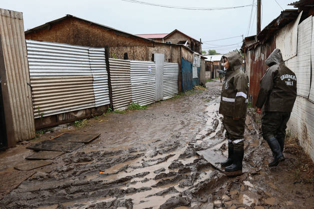Heavy rainfall triggers red alert and emergency evacuations in Chile TALAGANTE, CHILE - OCTOBER 20: Police vacuate an encampment located in Talagante, on the outskirts of Santiago, Chile, on October 20, 2026. On Tuesday, Chile declared a red alert for the Metropolitan Region due to heavy rainfall, marking the wettest October in Santiago in more than a century. Lucas Aguayo Araos Anadolu Talagante Chile. Editorial use only. Please get in touch for any other usage.  Copyright: x2026xAnadoluxLucasxAguayoxAraosx
